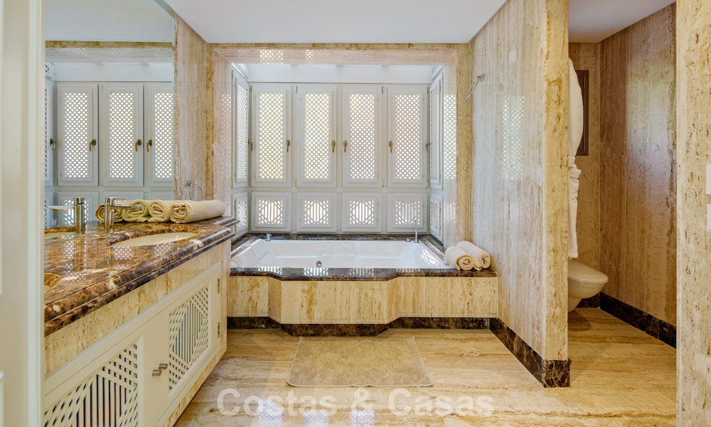 Superbe penthouse duplex à vendre dans une résidence en bord de mer à Los Monteros, Marbella Est 803230