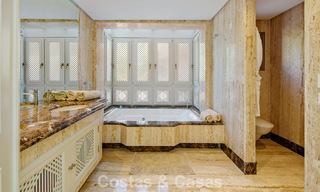 Superbe penthouse duplex à vendre dans une résidence en bord de mer à Los Monteros, Marbella Est 803230 