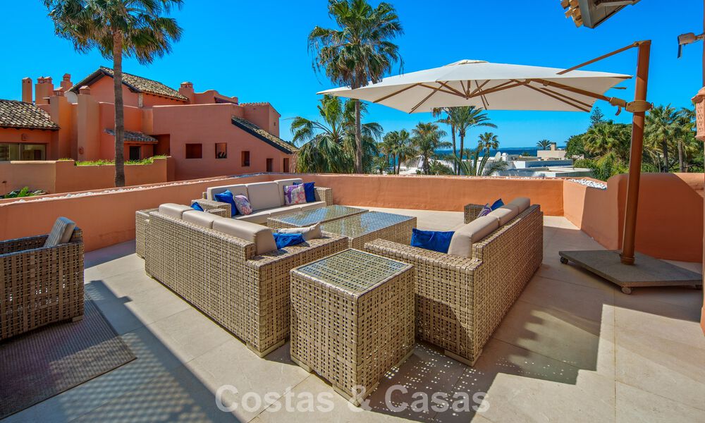 Superbe penthouse duplex à vendre dans une résidence en bord de mer à Los Monteros, Marbella Est 803234