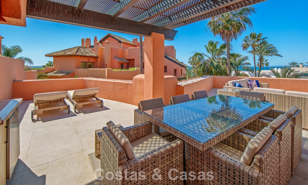 Superbe penthouse duplex à vendre dans une résidence en bord de mer à Los Monteros, Marbella Est 803236