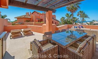 Superbe penthouse duplex à vendre dans une résidence en bord de mer à Los Monteros, Marbella Est 803236 