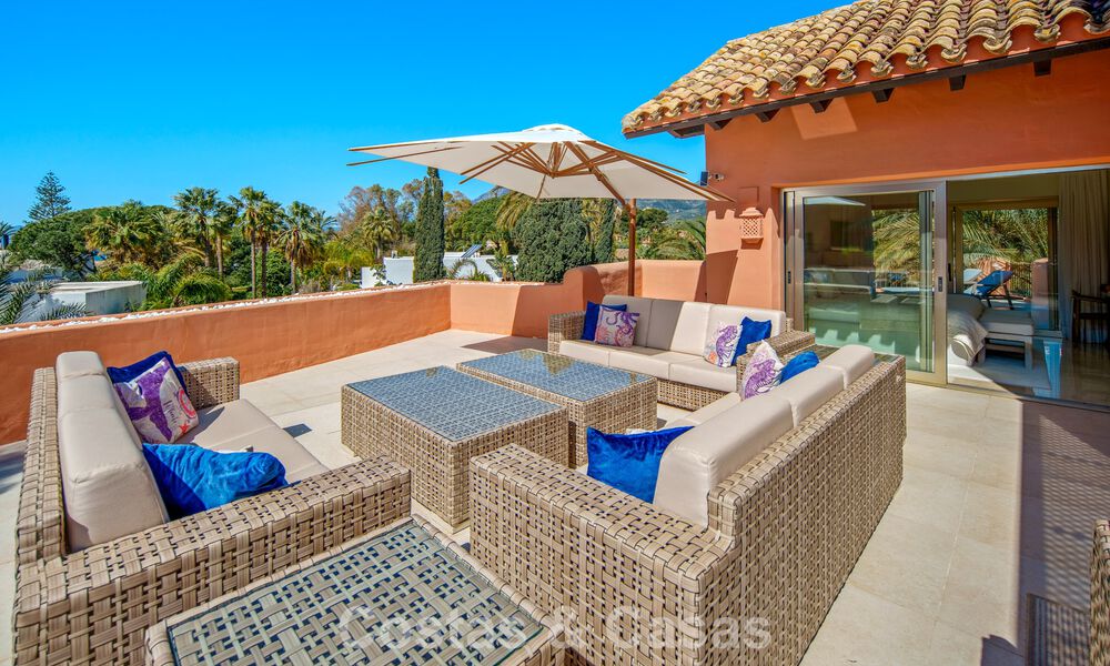 Superbe penthouse duplex à vendre dans une résidence en bord de mer à Los Monteros, Marbella Est 803239