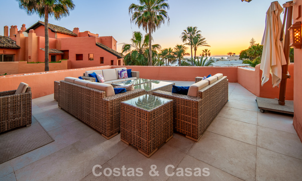 Superbe penthouse duplex à vendre dans une résidence en bord de mer à Los Monteros, Marbella Est 803244