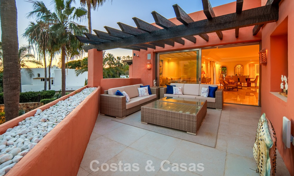 Superbe penthouse duplex à vendre dans une résidence en bord de mer à Los Monteros, Marbella Est 803245