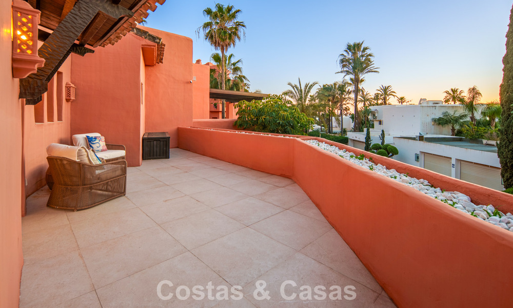 Superbe penthouse duplex à vendre dans une résidence en bord de mer à Los Monteros, Marbella Est 803246