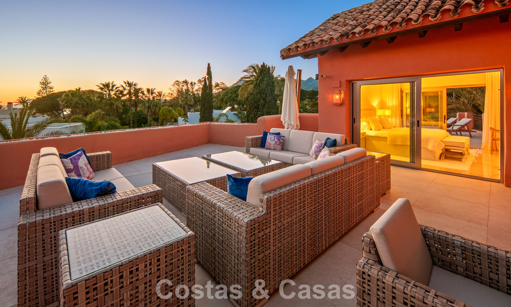 Superbe penthouse duplex à vendre dans une résidence en bord de mer à Los Monteros, Marbella Est 803249