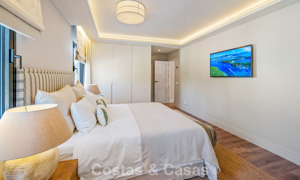 Villa méditerranéenne de luxe à vendre, en première ligne de golf, dans une prestigieuse résidence à Nueva Andalucía, Marbella 803289