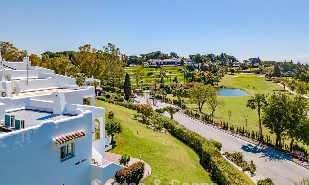 Maison mitoyenne rénovée avec vue panoramique sur le golf en première ligne à vendre à Aloha, Nueva Andalucía, Marbella 803133