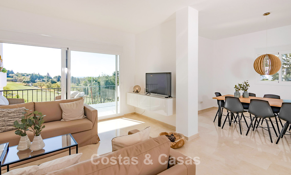Maison mitoyenne rénovée avec vue panoramique sur le golf en première ligne à vendre à Aloha, Nueva Andalucía, Marbella 803134
