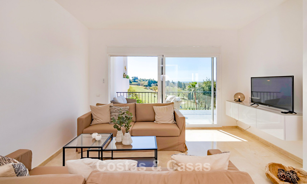 Maison mitoyenne rénovée avec vue panoramique sur le golf en première ligne à vendre à Aloha, Nueva Andalucía, Marbella 803135