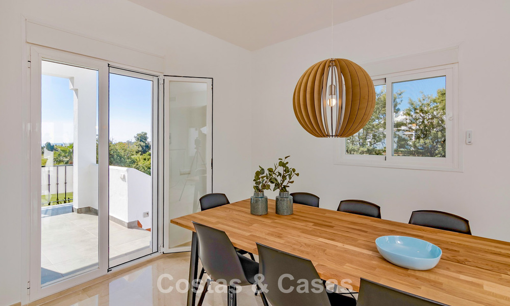 Maison mitoyenne rénovée avec vue panoramique sur le golf en première ligne à vendre à Aloha, Nueva Andalucía, Marbella 803136