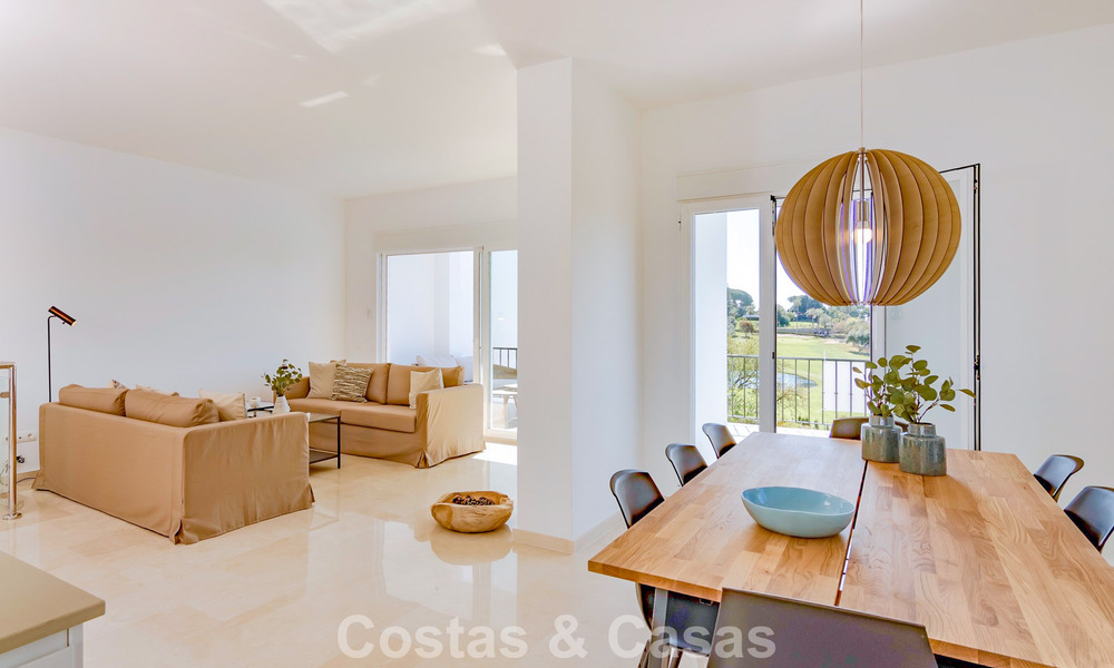 Maison mitoyenne rénovée avec vue panoramique sur le golf en première ligne à vendre à Aloha, Nueva Andalucía, Marbella 803137