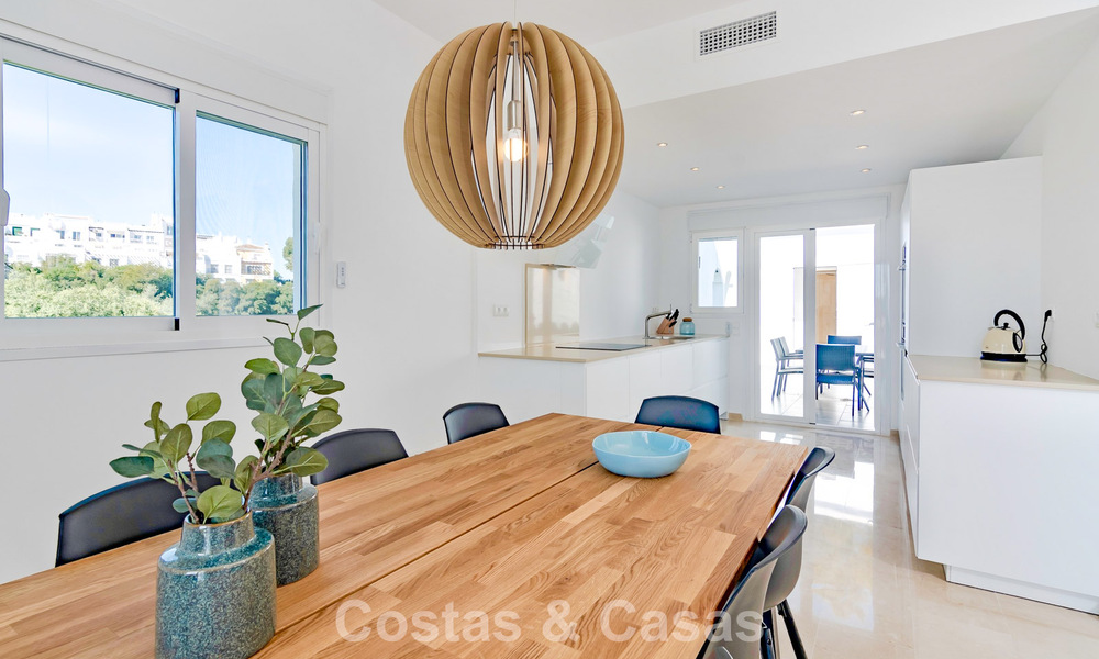 Maison mitoyenne rénovée avec vue panoramique sur le golf en première ligne à vendre à Aloha, Nueva Andalucía, Marbella 803139