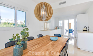Maison mitoyenne rénovée avec vue panoramique sur le golf en première ligne à vendre à Aloha, Nueva Andalucía, Marbella 803139 