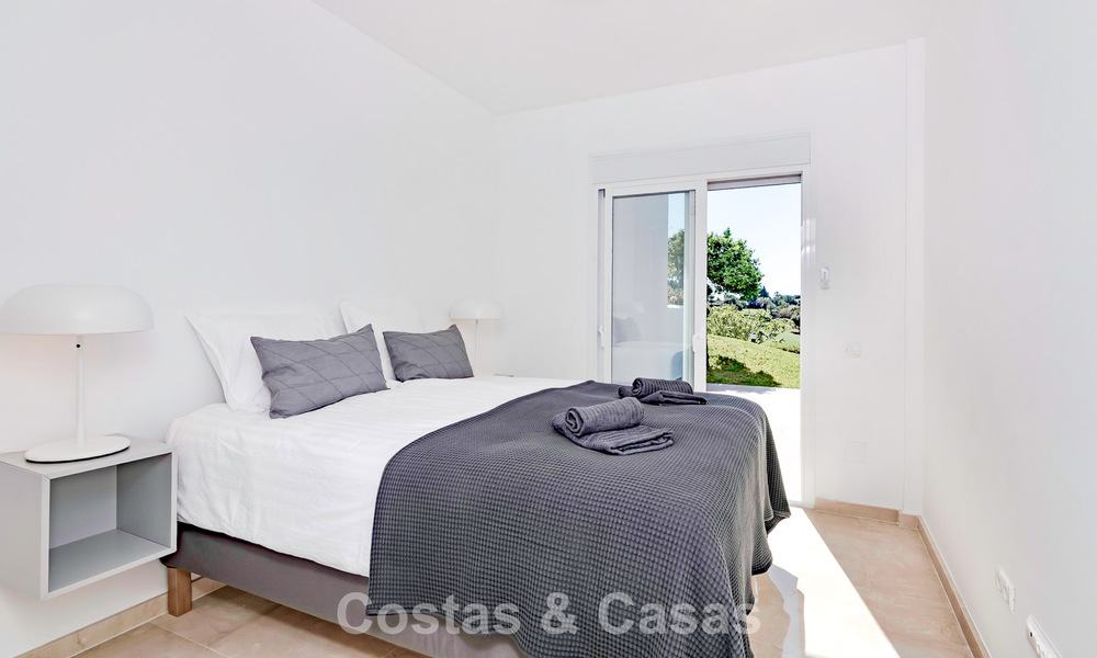 Maison mitoyenne rénovée avec vue panoramique sur le golf en première ligne à vendre à Aloha, Nueva Andalucía, Marbella 803140
