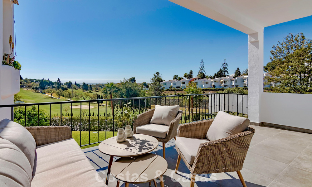Maison mitoyenne rénovée avec vue panoramique sur le golf en première ligne à vendre à Aloha, Nueva Andalucía, Marbella 803148
