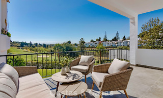 Maison mitoyenne rénovée avec vue panoramique sur le golf en première ligne à vendre à Aloha, Nueva Andalucía, Marbella 803148 
