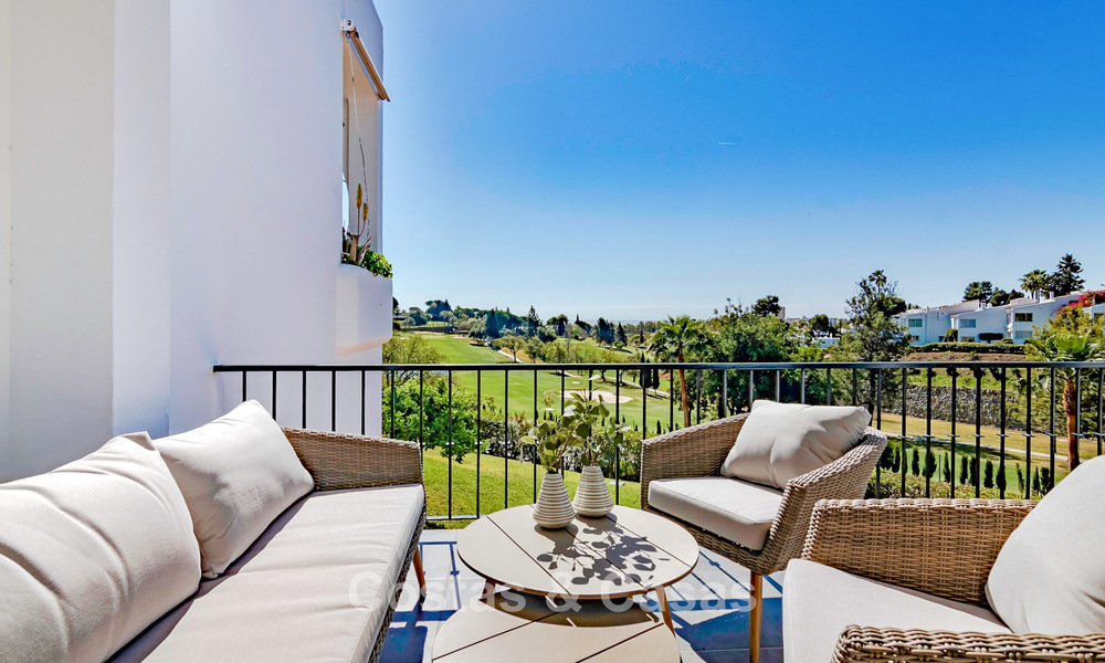 Maison mitoyenne rénovée avec vue panoramique sur le golf en première ligne à vendre à Aloha, Nueva Andalucía, Marbella 803149