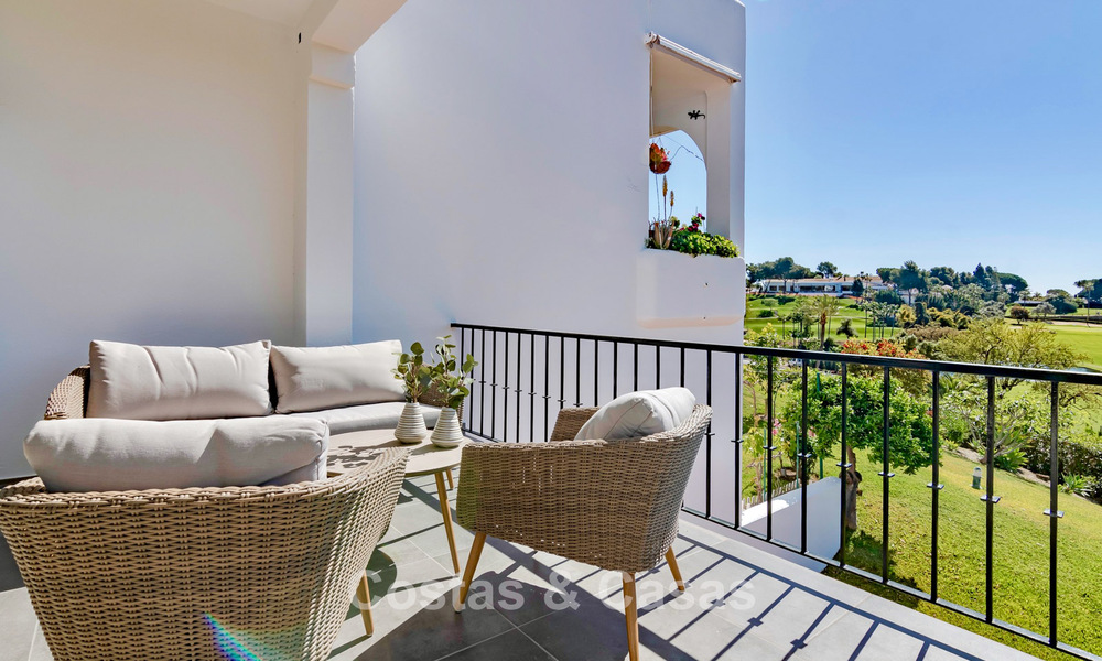 Maison mitoyenne rénovée avec vue panoramique sur le golf en première ligne à vendre à Aloha, Nueva Andalucía, Marbella 803150