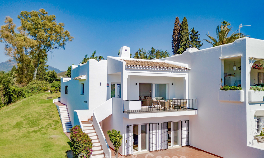 Maison mitoyenne rénovée avec vue panoramique sur le golf en première ligne à vendre à Aloha, Nueva Andalucía, Marbella 803153
