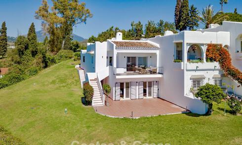 Maison mitoyenne rénovée avec vue panoramique sur le golf en première ligne à vendre à Aloha, Nueva Andalucía, Marbella 803154