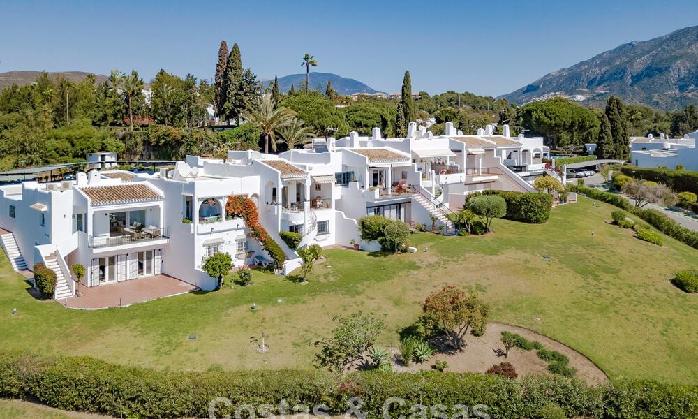 Maison mitoyenne rénovée avec vue panoramique sur le golf en première ligne à vendre à Aloha, Nueva Andalucía, Marbella 803155