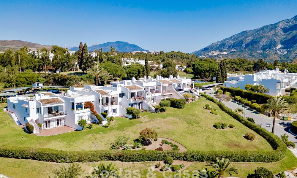Maison mitoyenne rénovée avec vue panoramique sur le golf en première ligne à vendre à Aloha, Nueva Andalucía, Marbella 803156