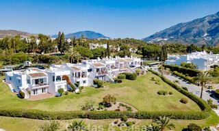 Maison mitoyenne rénovée avec vue panoramique sur le golf en première ligne à vendre à Aloha, Nueva Andalucía, Marbella 803156 