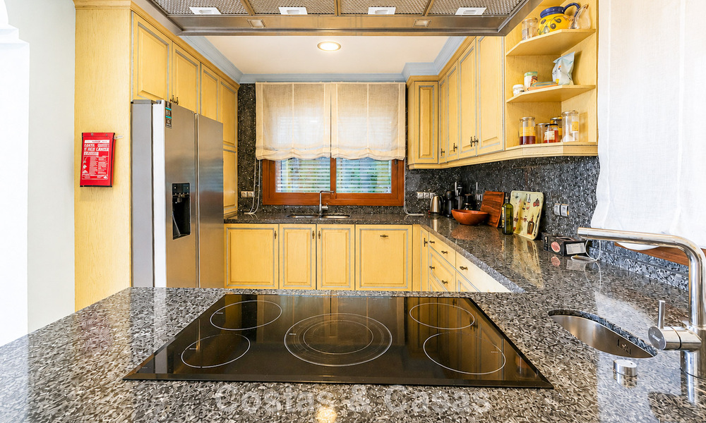 Spacieuse villa avec vue sur la mer et un fantastique potentiel de rénovation à vendre à La Quinta, Marbella - Benahavís 803482