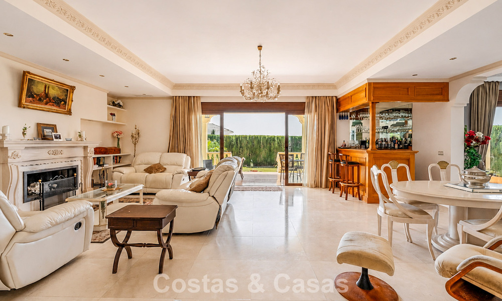 Spacieuse villa avec vue sur la mer et un fantastique potentiel de rénovation à vendre à La Quinta, Marbella - Benahavís 803484