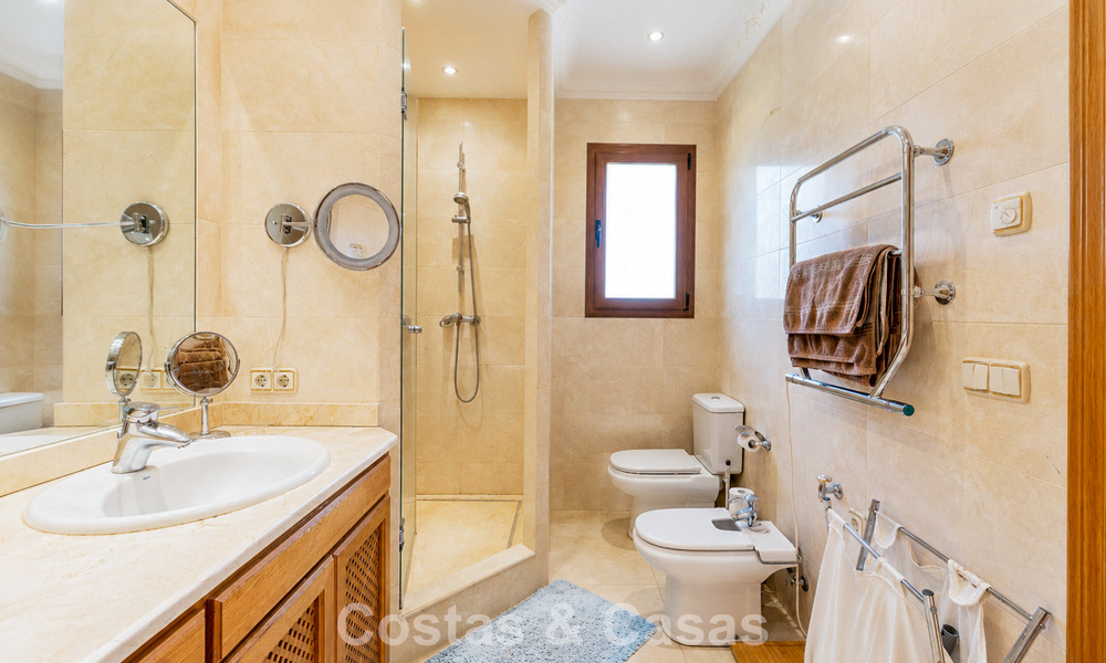 Spacieuse villa avec vue sur la mer et un fantastique potentiel de rénovation à vendre à La Quinta, Marbella - Benahavís 803492