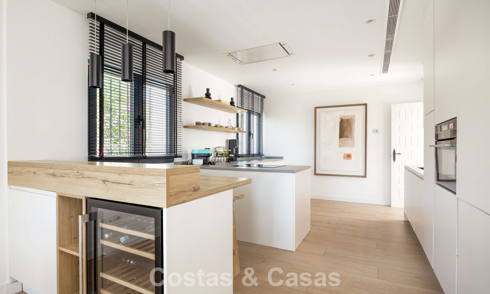 Villa de luxe de plain-pied avec architecture espagnole et accès direct au parcours de golf à vendre à Marbella - Benahavís 803512