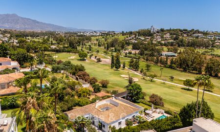 Villa de luxe de plain-pied avec architecture espagnole et accès direct au parcours de golf à vendre à Marbella - Benahavís 803516