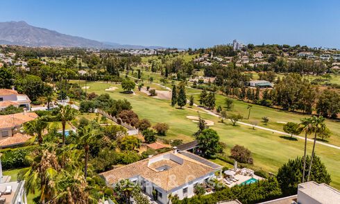 Villa de luxe de plain-pied avec architecture espagnole et accès direct au parcours de golf à vendre à Marbella - Benahavís 803516