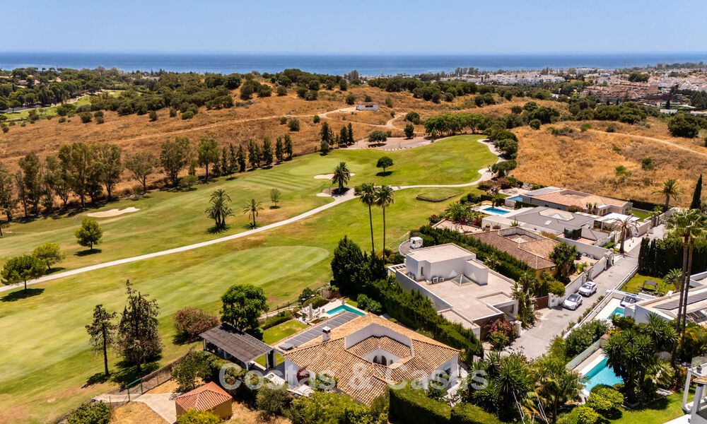 Villa de luxe de plain-pied avec architecture espagnole et accès direct au parcours de golf à vendre à Marbella - Benahavís 803517