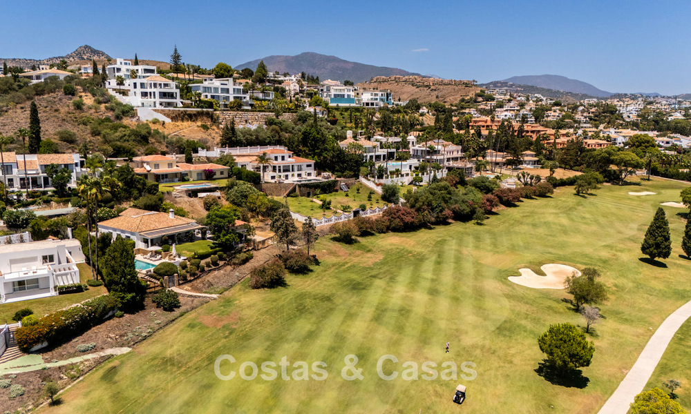 Villa de luxe de plain-pied avec architecture espagnole et accès direct au parcours de golf à vendre à Marbella - Benahavís 803518