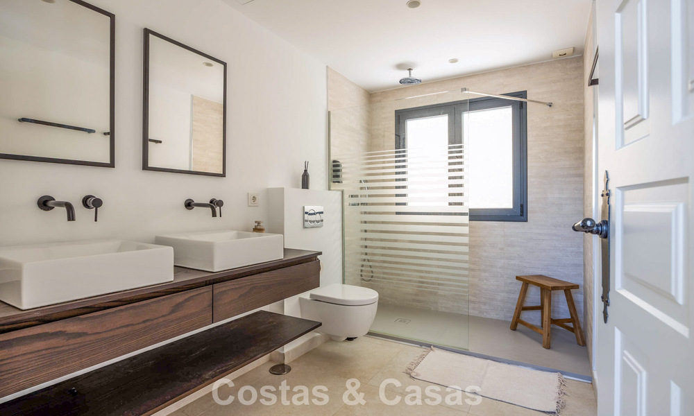Villa de luxe de plain-pied avec architecture espagnole et accès direct au parcours de golf à vendre à Marbella - Benahavís 803521