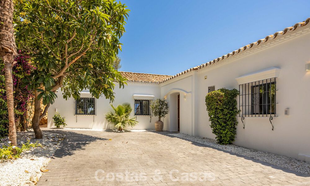 Villa de luxe de plain-pied avec architecture espagnole et accès direct au parcours de golf à vendre à Marbella - Benahavís 803523
