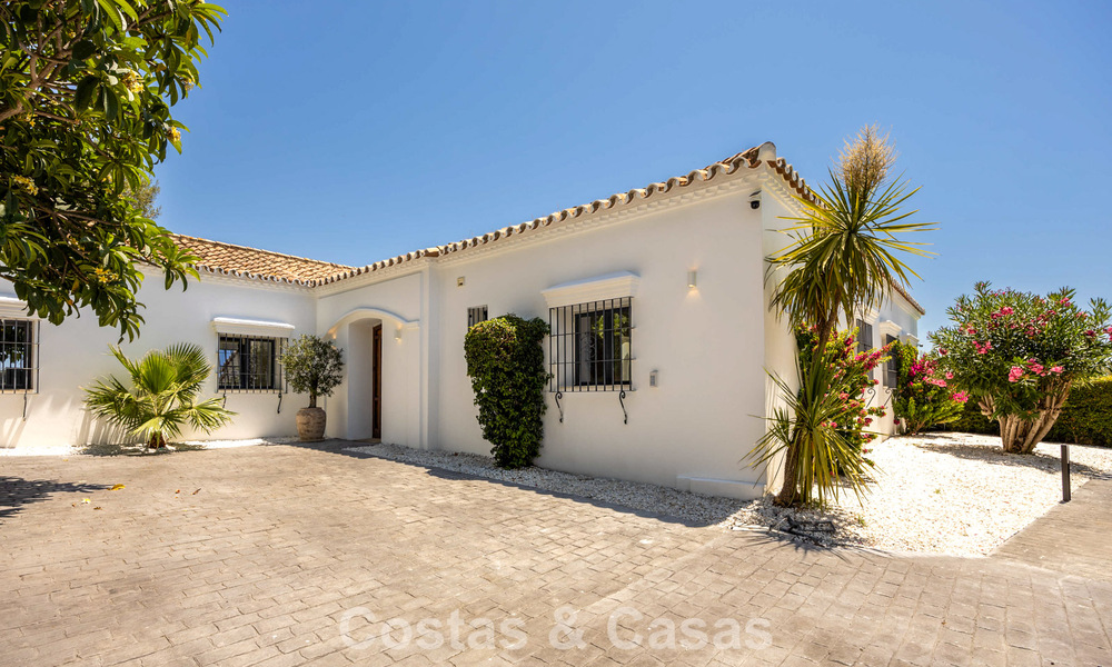 Villa de luxe de plain-pied avec architecture espagnole et accès direct au parcours de golf à vendre à Marbella - Benahavís 803525