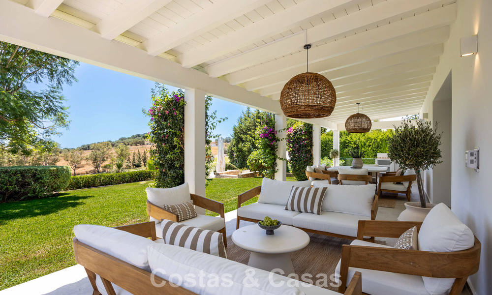 Villa de luxe de plain-pied avec architecture espagnole et accès direct au parcours de golf à vendre à Marbella - Benahavís 803527