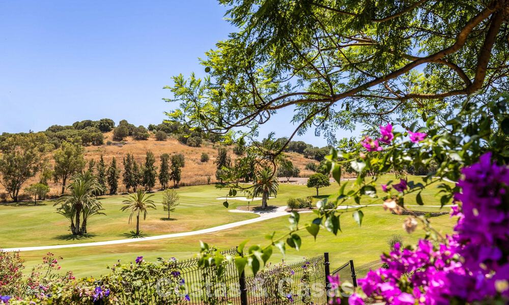 Villa de luxe de plain-pied avec architecture espagnole et accès direct au parcours de golf à vendre à Marbella - Benahavís 803535