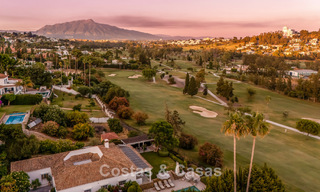Villa de luxe de plain-pied avec architecture espagnole et accès direct au parcours de golf à vendre à Marbella - Benahavís 803546 