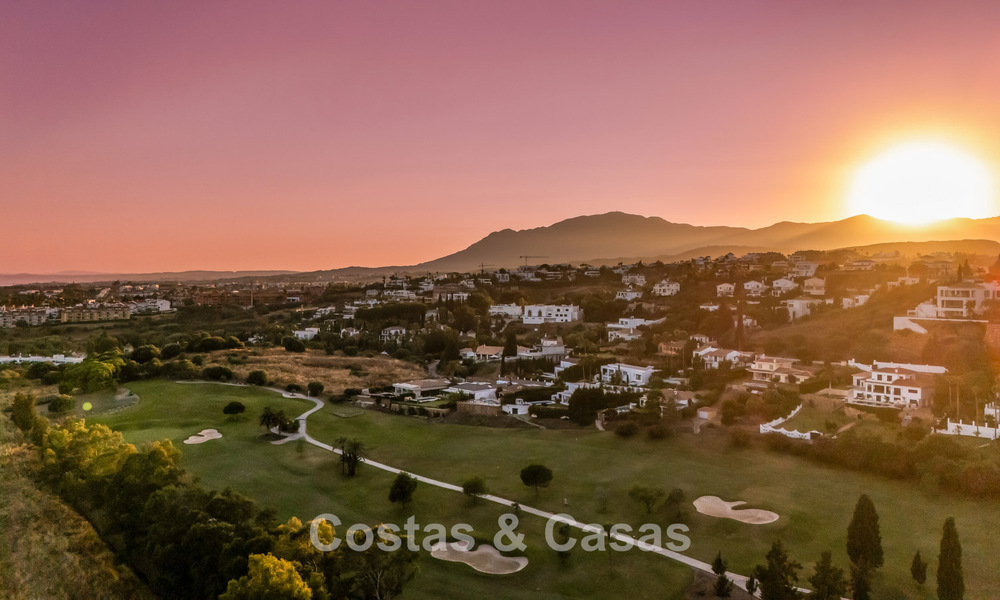 Villa de luxe de plain-pied avec architecture espagnole et accès direct au parcours de golf à vendre à Marbella - Benahavís 803547