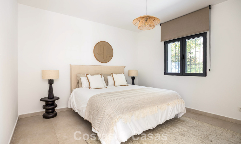 Villa de luxe de plain-pied avec architecture espagnole et accès direct au parcours de golf à vendre à Marbella - Benahavís 803548