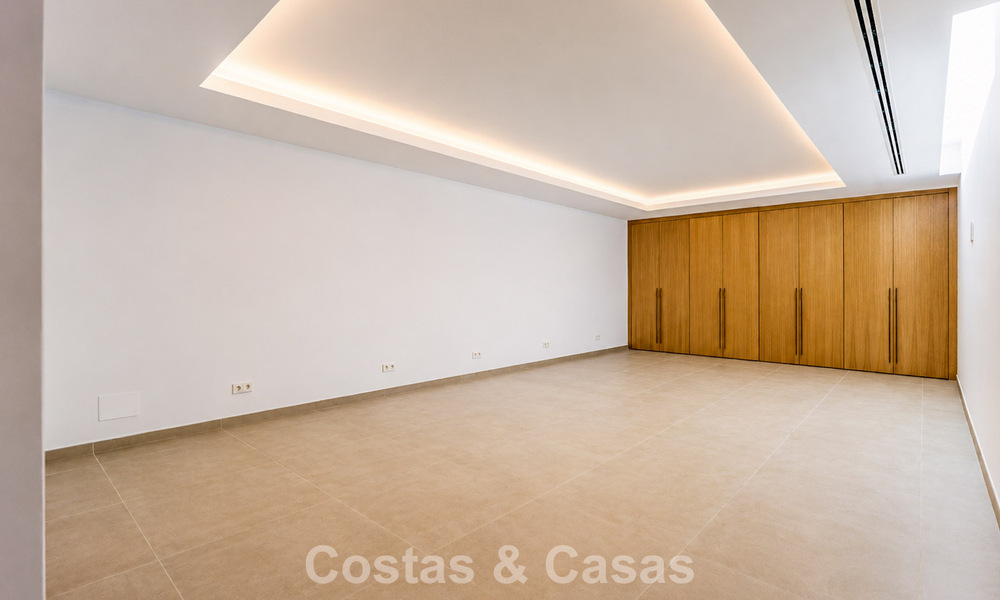 Nouvelle villa moderne exclusive prête à emménager à vendre dans un quartier résidentiel en bord de mer près de San Pedro, Marbella 803558