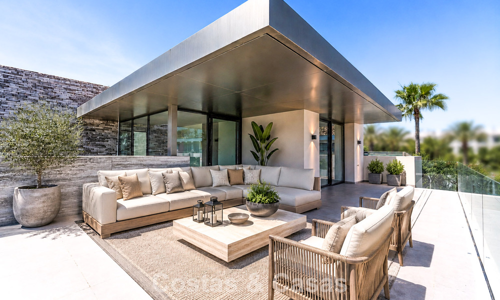 Nouvelle villa moderne exclusive prête à emménager à vendre dans un quartier résidentiel en bord de mer près de San Pedro, Marbella 803561