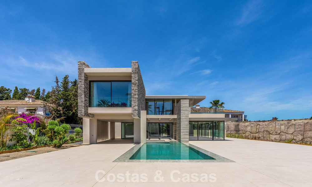 Nouvelle villa moderne exclusive prête à emménager à vendre dans un quartier résidentiel en bord de mer près de San Pedro, Marbella 803565