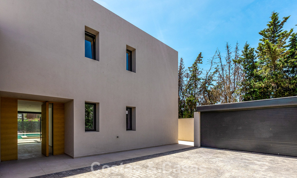 Nouvelle villa moderne exclusive prête à emménager à vendre dans un quartier résidentiel en bord de mer près de San Pedro, Marbella 803567