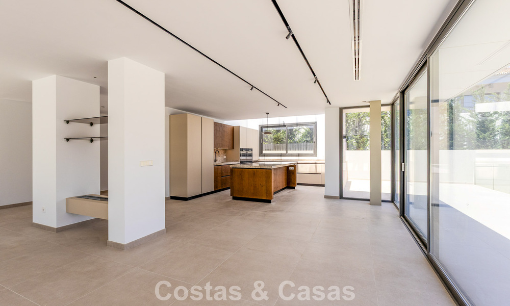 Nouvelle villa moderne exclusive prête à emménager à vendre dans un quartier résidentiel en bord de mer près de San Pedro, Marbella 803569