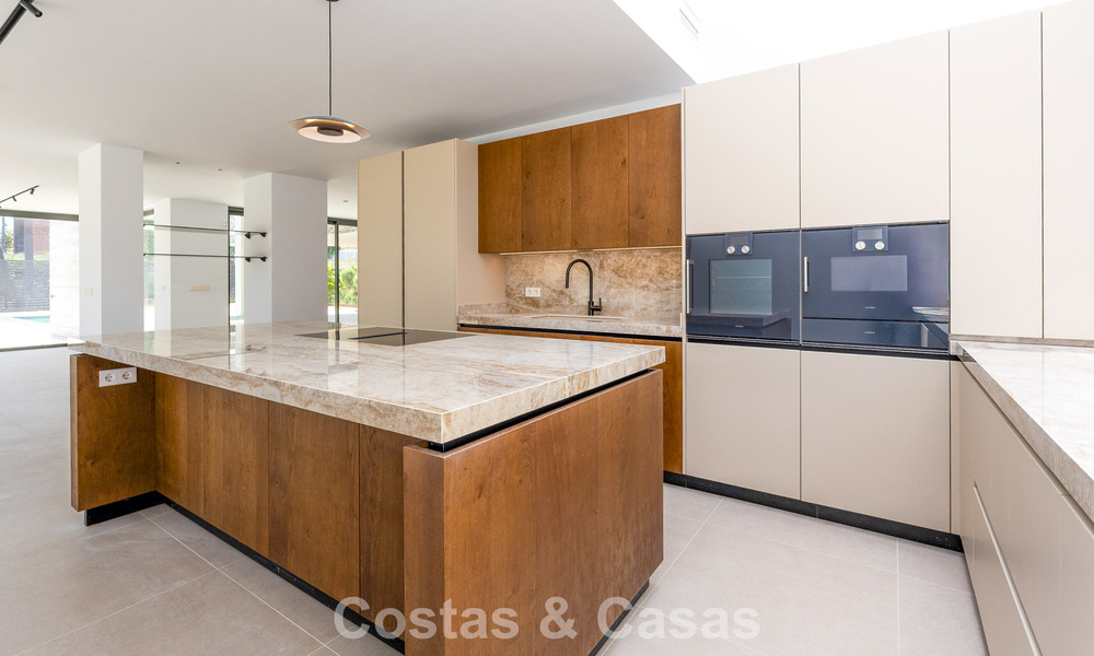 Nouvelle villa moderne exclusive prête à emménager à vendre dans un quartier résidentiel en bord de mer près de San Pedro, Marbella 803572